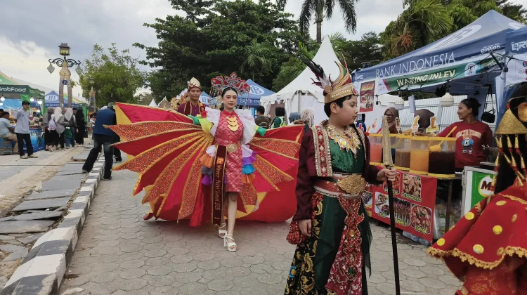 Ribuan Warga Padati BKB Saksikan Karnaval Wastra Palembang