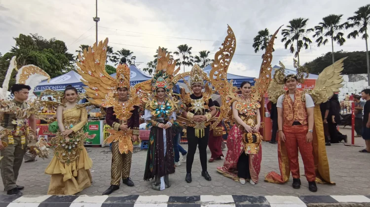 Ribuan Warga Padati BKB Saksikan Karnaval Wastra Palembang