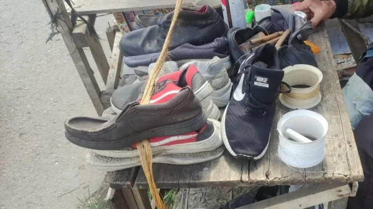 Usaha Sol Sepatu Bertahan di tengah Budaya Konsumsi Modern