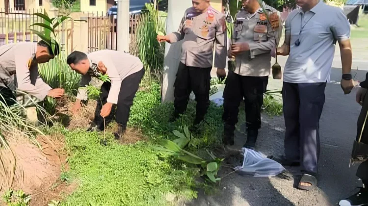 Polsek Baturaja Barat Tanam 35 Pohon Peringati HUT Bhayangkara