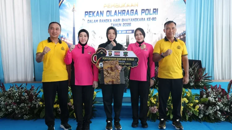 Kapolda Sumsel Serahkan Rumah dan SHM untuk Personel