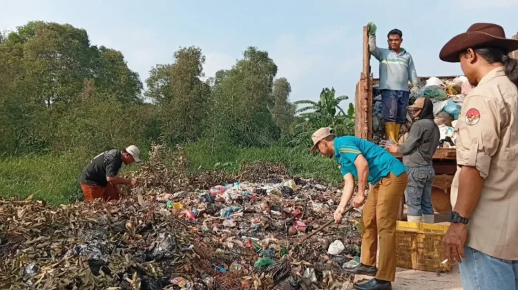 Pemerintah Kecamatan Talang Kelapa Bersihkan Sampah Liar