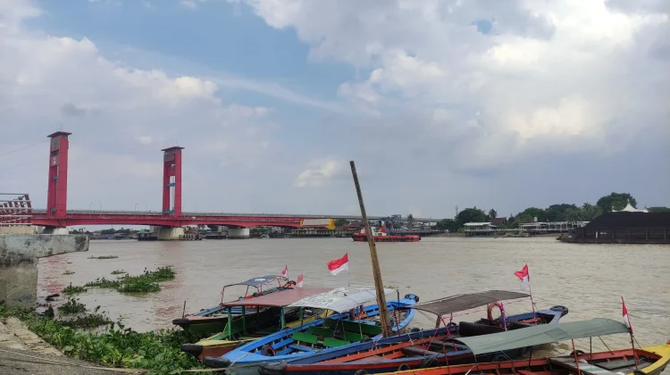 Pengemudi Perahu Ketek Andalkan Sungai Musi sebagai Sumber Mata Pencaharian