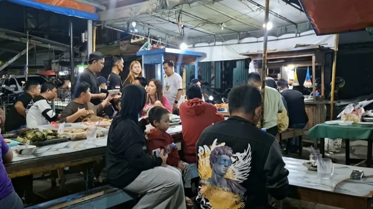 Angkringan Sederhana Kuto Jadi Favorit Warga Bersantai