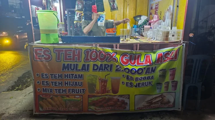Es Teh 100 Persen Gula Asli Andalkan Harga Murah Tarik Pelanggan