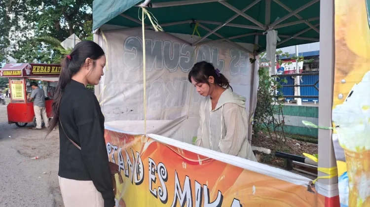 Es Jagung Mustika Laris Manis Tarik Pelanggan di Pinggir Jalan
