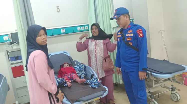 Muntaber, Bayi di Desa Upang Dievakuasi Ambulans Apung ke RS Pelabuhan Boom Baru