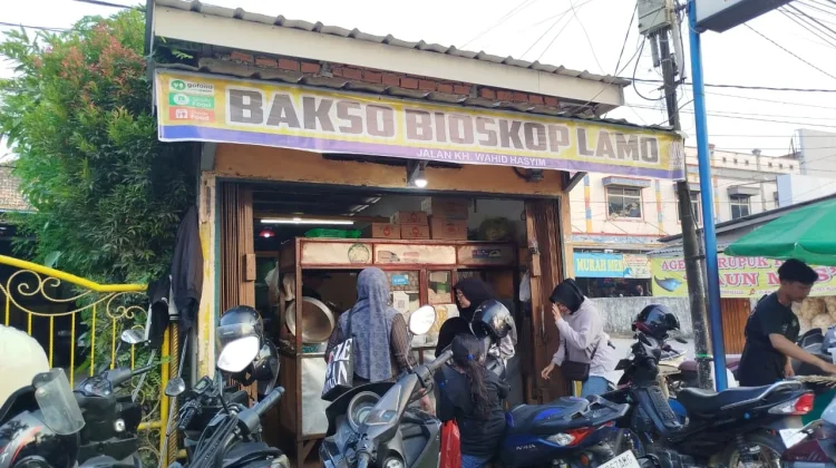 Viral di Medsos, Bakso Bioskop Lamo Kembali Ramai Pengunjung