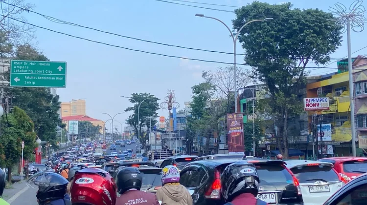 Hari Pertama Sekolah, Lalu Lintas Sudirman Palembang Dipadati Kendaraan