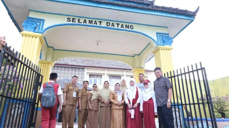 Bupati OKU Timur Ikuti Gerakan Ayah Antar Anak ke Sekolah