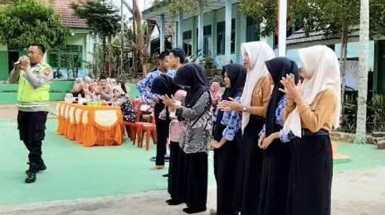 Masuk SMAN 10 OKU, Polsek Lengkiti Beri Warning Soal Judol dan Napza
