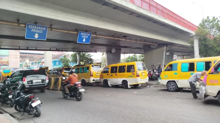 Penumpang Menurun, Angkot Pasar 16 Ilir Tetap Layani Warga