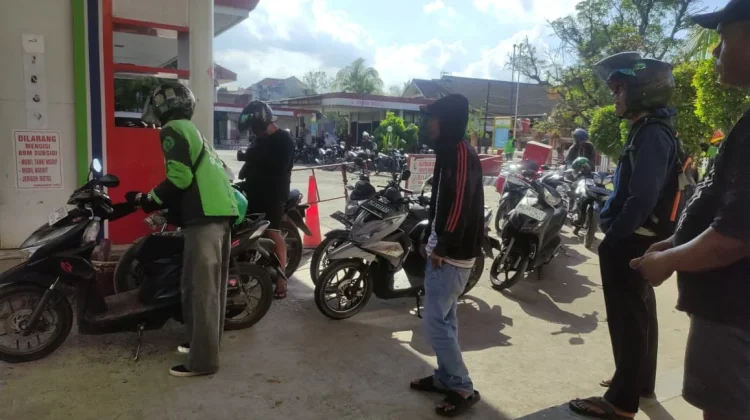 Warga Palembang Keluhkan Antrean Panjang Pertalite di SPBU