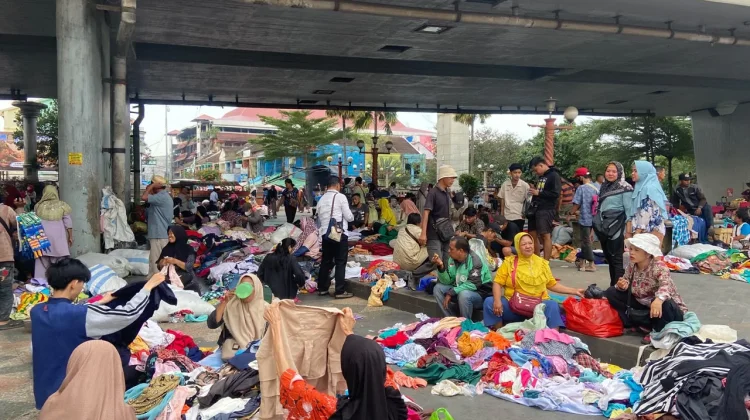 Sensasi Berburu 'BJ' di Bawah Ampera: Zara Rp15 Ribu, H&M Rp5 Ribu