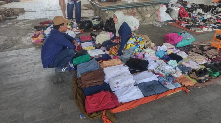 Pakaian Baru Rp100 Ribu, Seragam Sekolah Bekas Jadi Solusi Irit