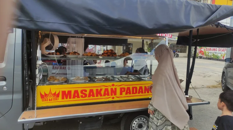 Kreatif! Warung Istimewa Tepi Jalan Jual Nasi Padang Pakai Pickup