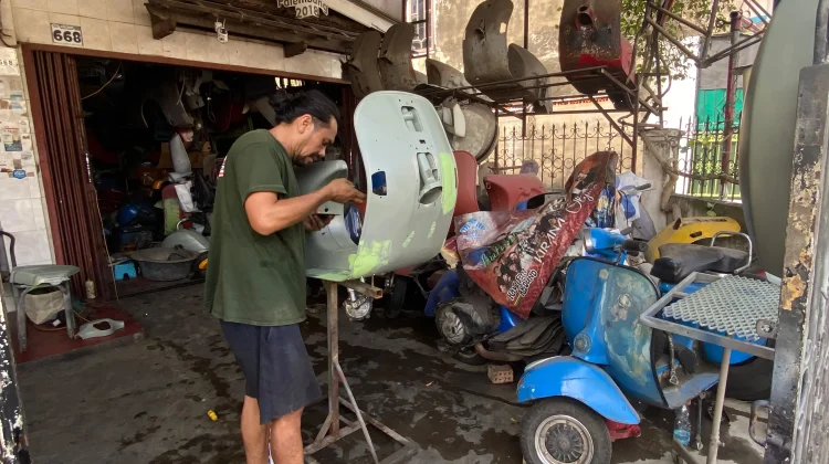 Bengkel Restorasi Vespa Klasik Bertahan Berkat Komunitas Penghobi