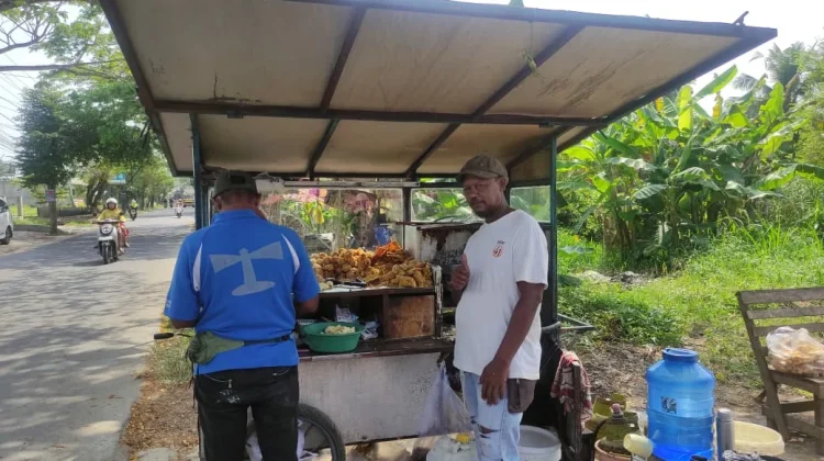 Gorengan Rp1.000 Tetap Laris di Tengah Kenaikan Harga Bahan Baku