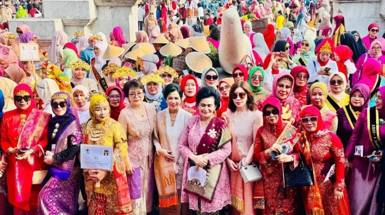 Parade Kebaya Songket di Palembang Sukses Pecahkan Rekor MURI