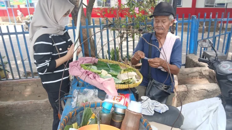 Getuk dan Lupis Rp1.000 Masih Bertahan di Tengah Tren Jajanan Modern