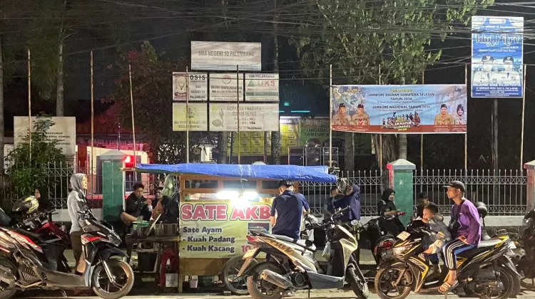 Meski Bahan Naik, Harga Sate Akbar Tetap Ekonomis