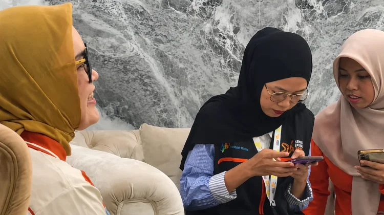 Petugas Sensus Gunakan FASIH Mobile saat Pendataan Lapangan
