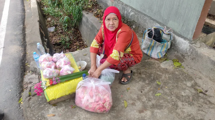 Berkat Tradisi Ziarah, Penjual Bunga Tabur Masih Tetap Bertahan