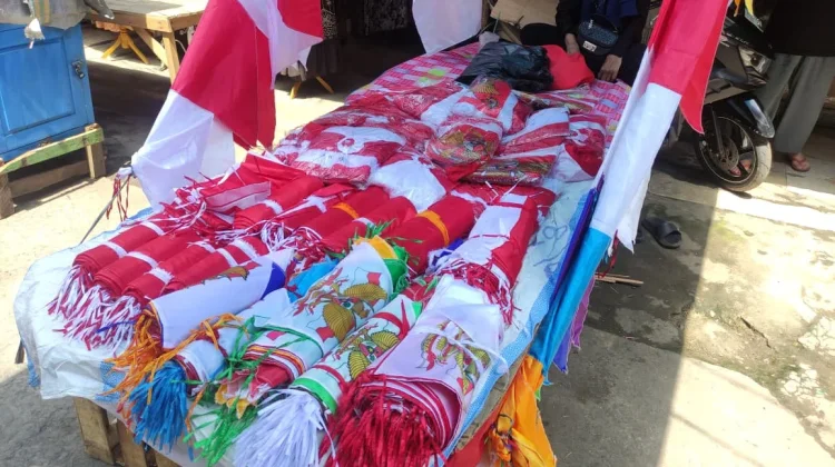 Pedagang Atribut Merah Putih Mulai Ramaikan Pasar 16 Ilir jelang Hari Kemerdekaan