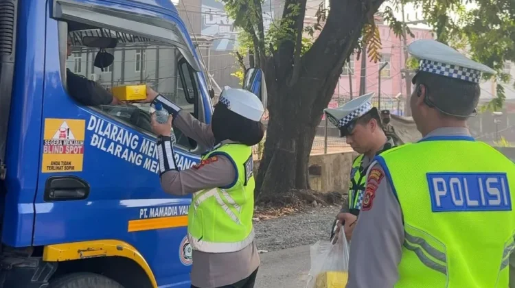 Aksi Sosial, Satlantas Banyuasin Bagikan Nasi Kotak