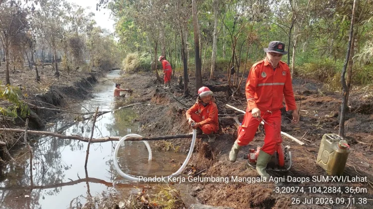 Karhutla Sungai Rotan, Petugas Bersihkan Kanal Dampak Air Menyurut