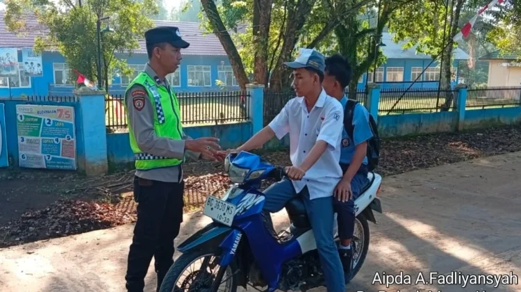 Polsek Muara Kuang Gelar Strong Point Pagi, Edukasi Pelajar Gunakan Helm