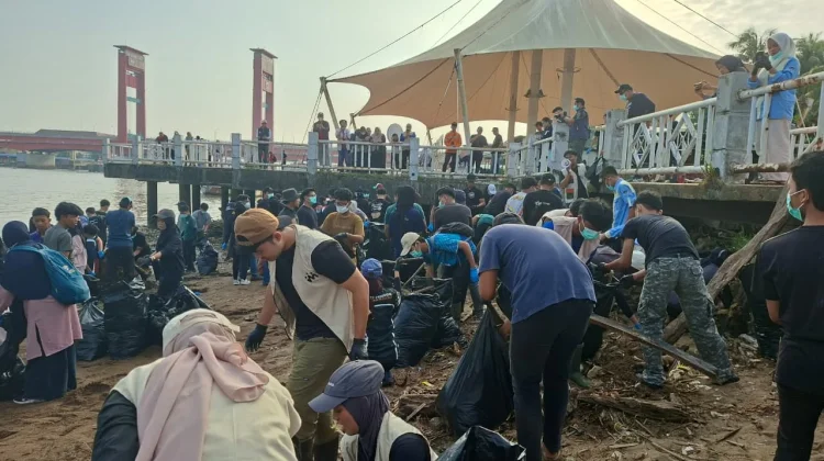 Tujuh Ton Sampah Diangkut dari Aksi Bersih Sungai Musi Palembang