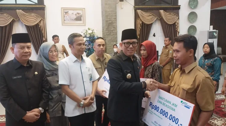 BPJS Ketenaga Kerjaan Serahkan Bantuan untuk 16 Ahli Waris
