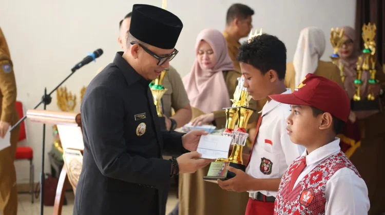 Pemkab OKU Berikan Beasiswa untuk 253 Siswa SD Berprestasi