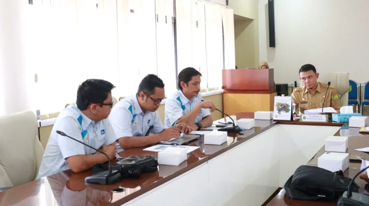 Pohon Terlalu Dekat Jaringan, Pasokan Listrik di Batang Hari Leko Tertahan