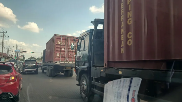 Membahayakan Pengendara, Pemkot Palembang Tak Tegas Tindak Kendaraan Kontainer