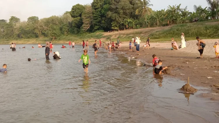 Kemarau Panjang Hadirkan Pantai Musiman di Sungai Ogan