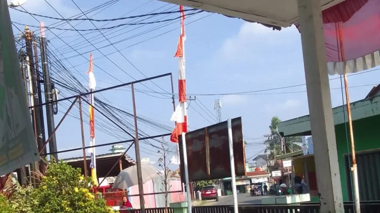 PLN Ingatkan Warga Pasang Dekorasi Kemerdekaan Aman dari Jaringan Listrik