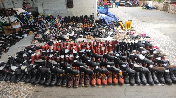 Lapak Sepatu Pasar 16 Ilir: Dari Impor Vietnam hingga Bekas Murah