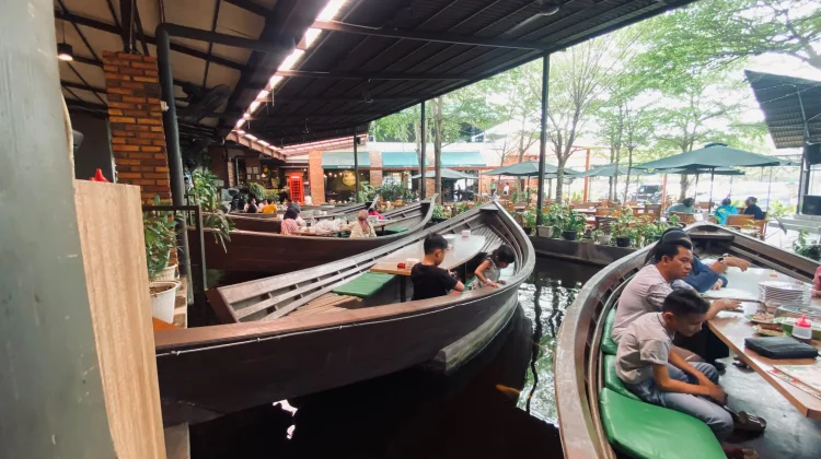 Mengintip Daya Tarik Gardenta Resto: Konsep Kapal dan Pindang Tulang