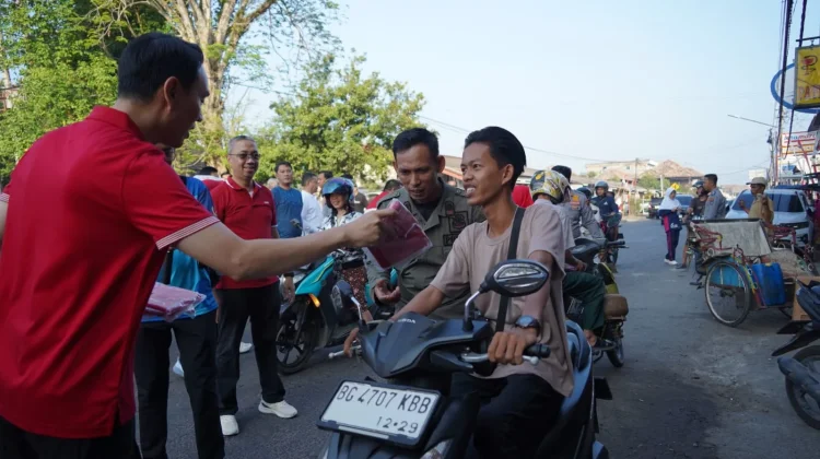 Bupati OKI Bagikan 3.000 Bendera, Warga Diajak Kibarkan Merah Putih