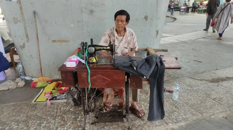 Kisah Nawawi, 35 Tahun Menjahit Asa di Bawah Jembatan Ampera