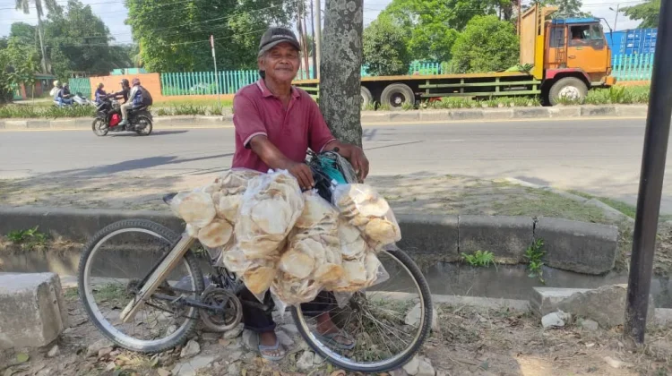 Pensiun Buruh Bangunan, Lansia Palembang Bertahan Hidup Jual Kemplang Keliling