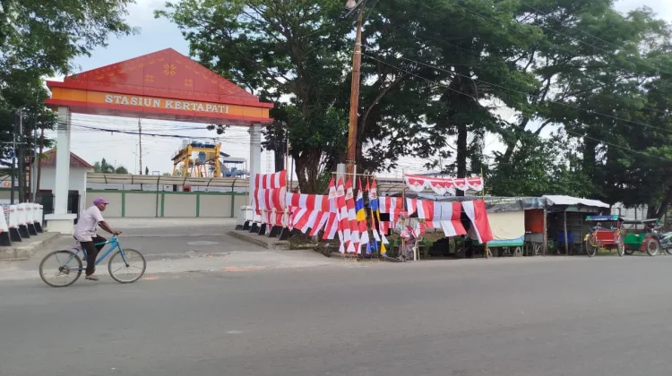 Penjual Atribut Kemerdekaan Mulai Ramai jelang HUT ke-81 Republik Indonesia