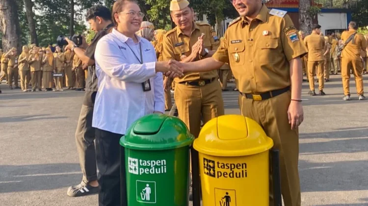 TASPEN Serahkan Bantuan 13 Kotak Sampah untuk Kota Palembang