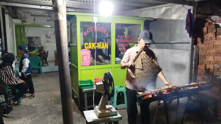 Siasat Sate Madura Cak Man Palembang Hadapi Naiknya Harga Ayam