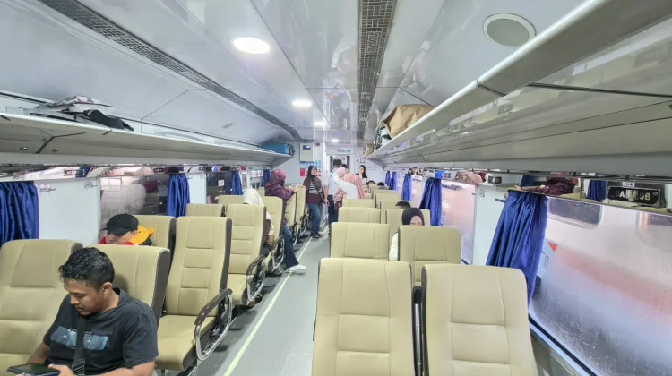Sebulan Beroperasi, KA Rajabasa Ekonomi Premium Layani 66.521 Penumpang