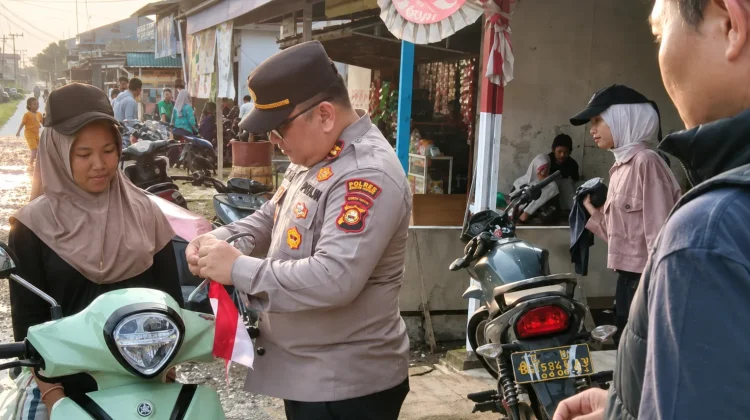 Sambut HUT Ke-81 RI, Polsek Makarti Jaya Bagikan Bendera Merah Putih