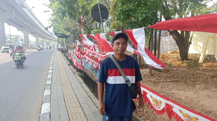 Jelang HUT RI ke-81, Pedagang Bendera Mulai Ramai di Palembang