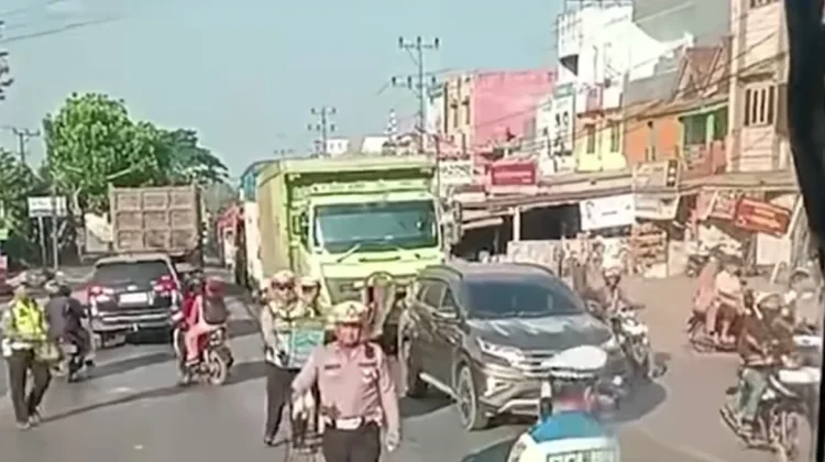 Bukan Pungli, Video Polisi Bawa Kardus Ternyata Berisi Makanan untuk Pengendara